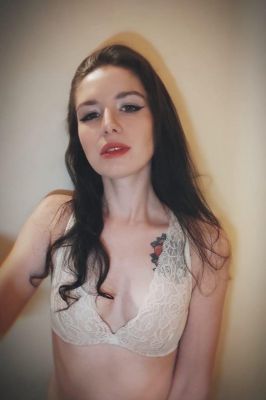 Enjoy private escort service from Jolana