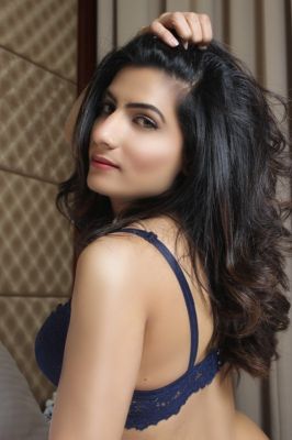  Lina escorts local men and tourists in Doha