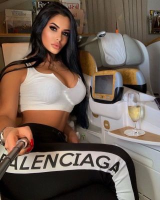 Beautiful escort model Montana: weight 40 kg, height 150 cm